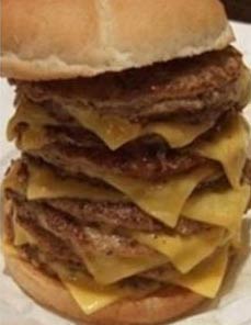 기네스 기록에 오른 9982㎉로 심장마비 버거가 화제다./온라인커뮤니티(해당 기사와 무관함)