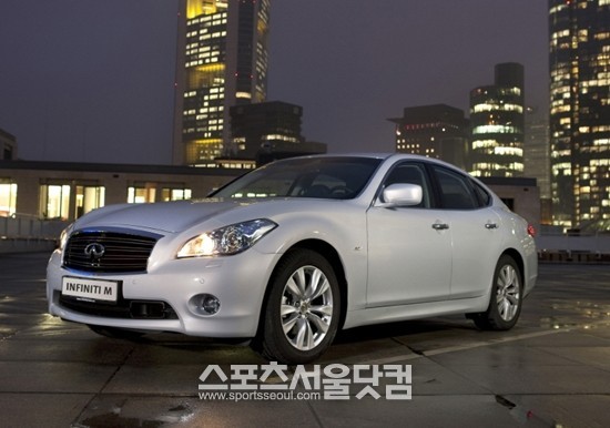 지난해 11월 국내에 출시된 인피니티 M37x 4WD은 닛산의 사륜구동 기술인 아테사 E-TS 시스템이 장착돼 눈·빗길에서도 안정적인 주행이 가능하다.