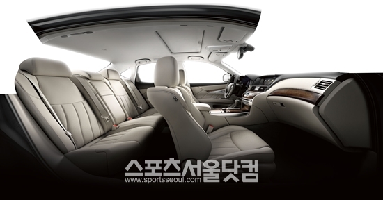 인피니티 M37x 4WD 내관.