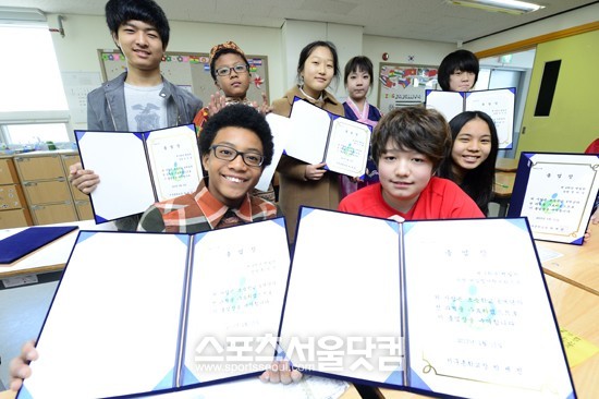 15일 오전 서울 구로구 오류동 다문화 대안학교인 지구촌 학교에서 열린 제1회 졸업식에 참석한 졸업생이 포즈를 취하고 있다./남윤호 인턴기자