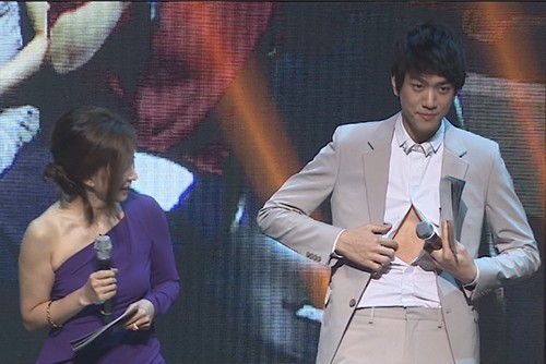 성준(오른쪽)이 복근을 자랑하고 있다. /JTBC 제공