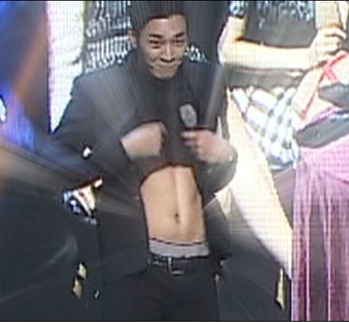 김영광이 복근을 뽐내고 있다. /JTBC 제공