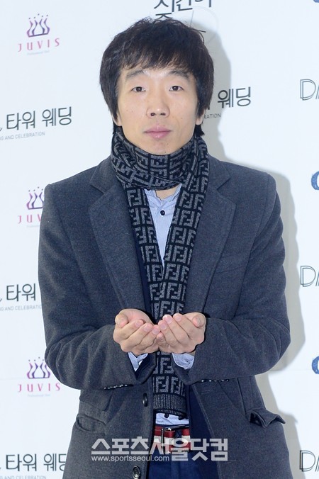 개그맨 이광채가 16일 오후 서울 상암동 DMC타워 웨딩홀에서 열린 개그맨 정진욱의 결혼식에 참석해 포즈를 취하고 있다./남윤호 인턴기자