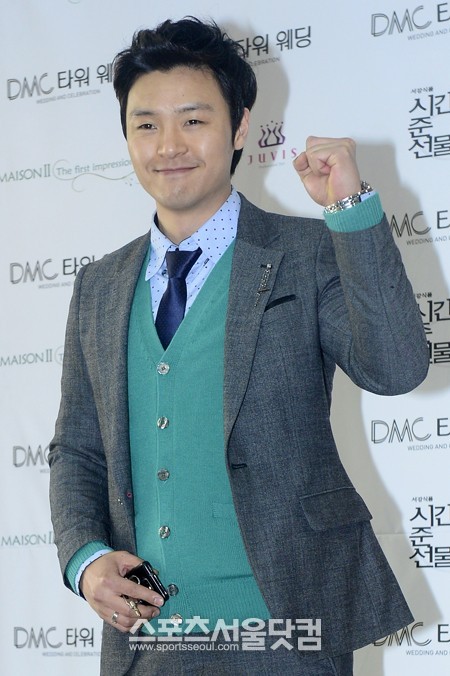 개그맨 강준이 16일 오후 서울 상암동 DMC타워 웨딩홀에서 열린 개그맨 정진욱의 결혼식에 참석해 포즈를 취하고 있다./남윤호 인턴기자