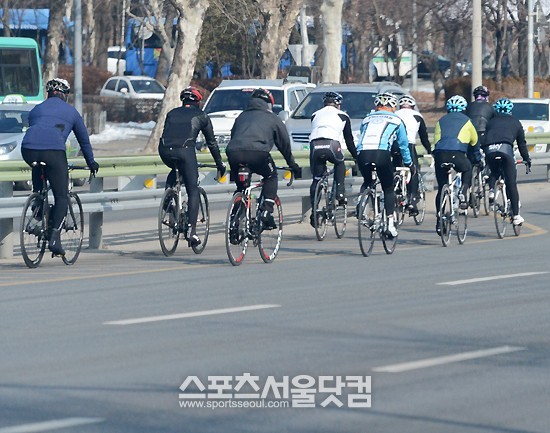 17일 오전 서울 강남구 세곡동 네거리 부근에서 자전거 동호회 회원들이 도로위를 달리고 있다. 무리지어 도로를 달리는 그룹 라이딩은 최근 자동차와의 사고가 많아지면서 안전상의 문제가 지적되고 있다./이효균 기자