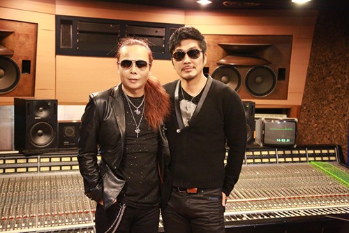 김태원(왼쪽)-김영호가 다정하게 포즈를 취하고 있다. /핑크스푼 제공