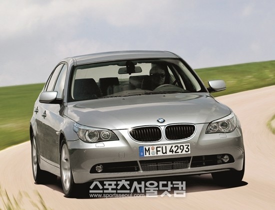 18일 BMW 코리아는 구입한지 5년 또는 주행거리가 10만km가 넘은 구형 5시리즈와 X5, X6, M5 모델을 대상으로 다음달 8일까지 ‘리프레시 캠페인’을 진행한다고 밝혔다.