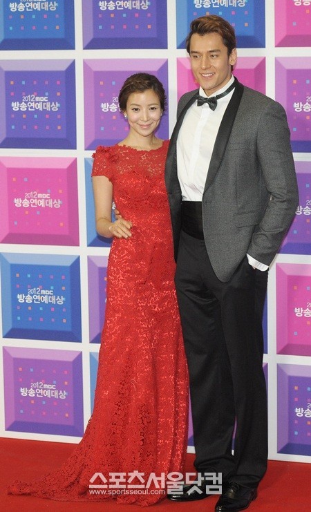 배우 윤세아와 줄리엔 강(오른쪽)이 연말 시상식 포토월 행사에서 다정한 표정과 함께 미소 짓고 있다. / 더팩트 DB.