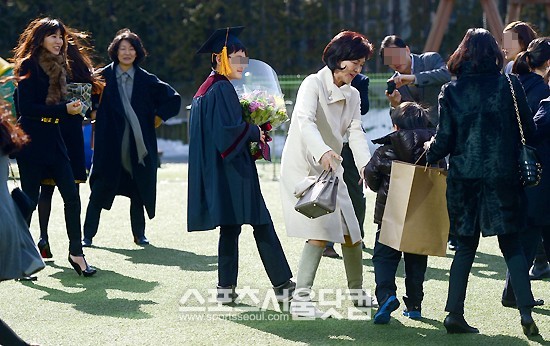 이재용 삼성전자 부회장 아들의 초등학교 졸업식이 열린 19일 오전 서울 강북구 영훈초등학교를 찾은 홍라희 리움 관장(가운데)이 전 며느리인 임세령 대상 상무(왼쪽)와 손자들과 인사를 나누고 있다. /이새롬 기자
