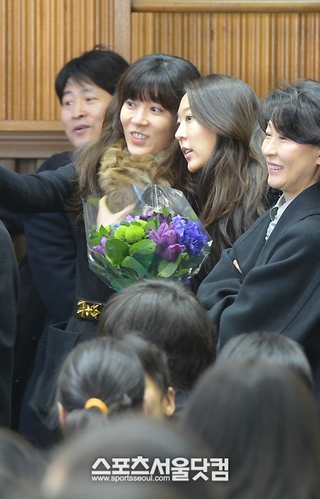 대상그룹의 장녀 임세령 상무(왼쪽부터) 동생 임상민 부본부장 어머니 박현주 대상홀딩스 부회장과 함께 졸업하는 아들을 지켜보고 있다. /문병희 기자