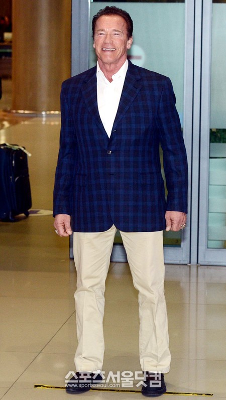 할리우드 배우 아놀드 슈왈제네거가 영화 라스트 스탠드 홍보차 19일 인천국제공항을 통해 입국하고 있다. /인천국제공항=노시훈 기자