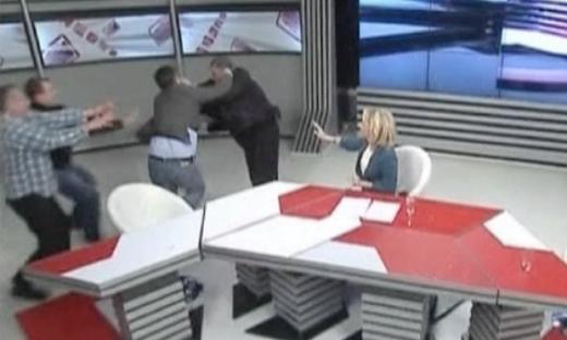 그루지야 공화국 국회의원들이 TV토론 도중 인신공격 발언을 하다 몸싸움까지 벌였다./해당 영상 캡처