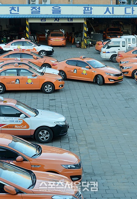 택시업계가 택시의 대중교통을 인정하는 택시법 상정을 요구하며 24시간 운행중단을 예고한 20일 오전 서울 자양동의 한 택시회사에서 택시가 정상운행을 위해 차고지를 나서고 있다. /문병희 기자