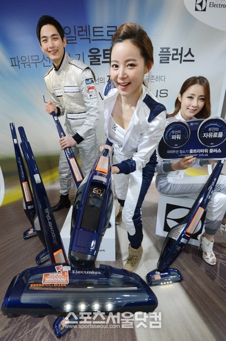 가전그룹 일렉트로룩스 코리아가 20일 오전 서울 중구 소공동 롯데백화점에서 파워무선 청소기 울트라파워 플러스 출시행사를 진행한 가운데 모델들이 울트라파워 플러스 제품을 들고 포즈를 취하고 있다. /최진석 기자