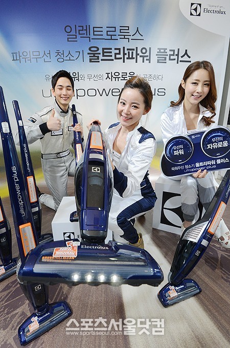가전그룹 일렉트로룩스 코리아가 20일 오전 서울 중구 소공동 롯데백화점에서 파워무선 청소기 울트라파워 플러스 출시행사를 진행한 가운데 모델들이 울트라파워 플러스 제품을 들고 포즈를 취하고 있다. /최진석 기자