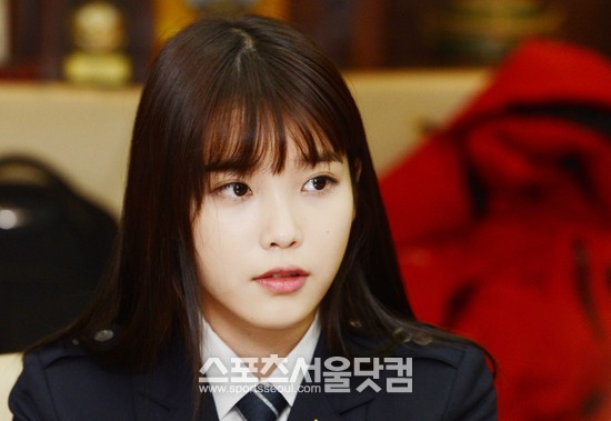 아이유 경찰제복 모습에 남성 누리꾼들이 날 잡아가줘 등의 반응을 보이며 화제다./더팩트DB