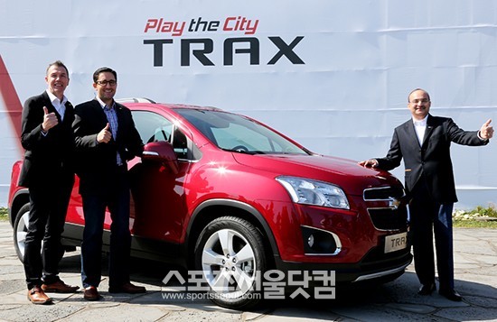한국지엠이 20일 제주도 휘닉스 아일랜드 리조트에서 국내 최초로 1.4ℓ 4기통 가솔린 터보 엔진을 장착한  도심형 차량(ULV) 트랙스의 신차발표회를 얼었다. 마이클 심코(왼쪽부터) 디자인 전무, 호아킨 누노웰란 소형 SUV수석 엔지니어 상무, 마케팅 안쿠시 오로라 부사장