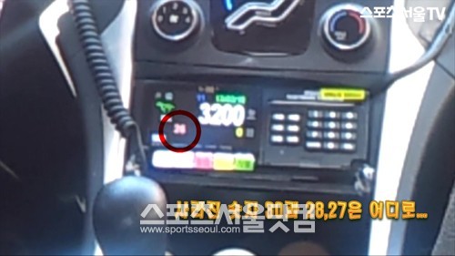 요금이 지나치게 빨리 오른다고 느낀 택시의 미터기는 숫자가 홀 수 등으로 건너뛰며 감해졌다