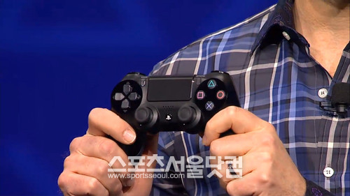 소니의 대표 앤드류 하우스가 PS4와 듀얼쇼크4를 공개하고 있다. /유튜브 영상 캡처