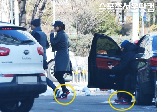 열애 중인 배우 윤계상과 이하늬의 똑같은 신발이 눈에 띈다. /배정한 기자