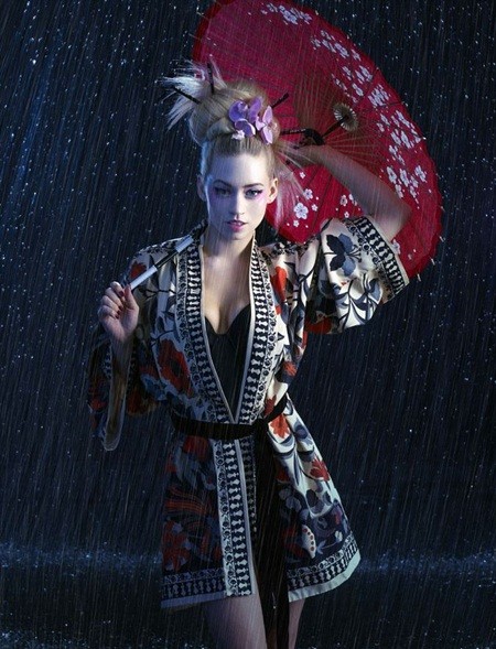 킴벌리 와이어트가 짧은 기모노 차림으로 몽환적인 분위기를 자아내고 있다.