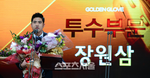 삼성 장원삼이 11일 오후 서울 코엑스 오디토리움에서 진행된 2012 골든글러브 시상식에서 투수 부문 골든글러브를 받은 뒤 소감을 말하고 있다. 홍승한기자hongsfilm@sportsseoul.com