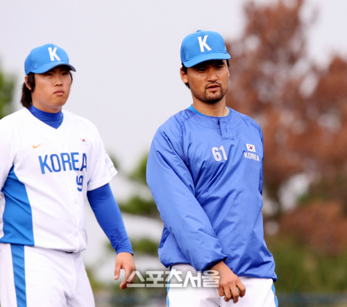 2007년 11월 올림픽 국가대표 오키나와 캠프에서 류현진과 박찬호가 몸을 풀고있다. 강영조기자kanjo@sportsseoul.com취 재 일:2007-11-22 사진번호:1450106