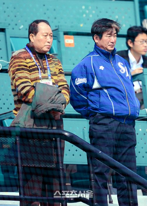KBO 김인식 (왼쪽)기술위원장과 삼성 류중일 감독이 8일 사직구장에서 열린 차이나스타즈와 라미고의 경기를 지켜보고 있다. / 박성일기자sungil@sportsseoul.com