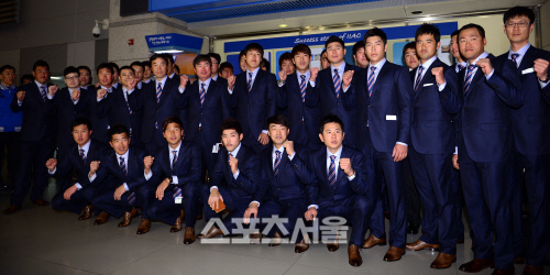 [스포츠서울] 2013 월드베이스볼클래식 대한민국 대표팀이 12일 오전 인천공항을 통해 대만 자이현 대표팀 전훈캠프로로 출국했다. 대표팀이 화이팅 포즈를 취하고 있다. 인천공항|홍승한기자hongsfilm@sportsseoul.com