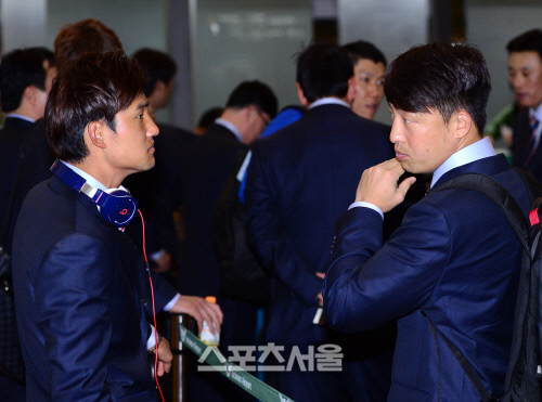 [스포츠서울] 2013 월드베이스볼클래식 대한민국 대표팀이 12일 오전 인천공항을 통해 대만 자이현 대표팀 전훈캠프로로 출국했다. 손아섭(오른쪽)이 김상수와 이야기 나누며 출국수속을 기다리고 있다. 인천공항|홍승한기자hongsfilm@sportsseoul.com