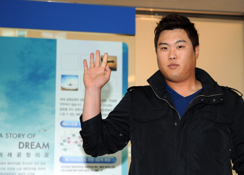 [스포츠서울] 류현진이 11월 14일 인천공항을 통해 메이저리그 LA다저스와 입단 협상을 위해 출국했다. 류현진이 출국장에 들어서기 전에 팬들에게 인사하고 있다.2012.11.14 인천공항|홍승한기자hongsfilm@sportsseoul.com