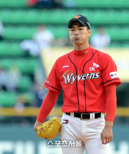 SK 김광현. 그는 12월4일 미국으로 건너가 어깨 부상 부위에 대한 검진을 받을 예정이다. 그 결과에 따라 12월12일 열리는 KBO 기술위원회에서 WBC 참가 여부도 최종 결정된다. 김도훈기자 dica@sportsseoul.com