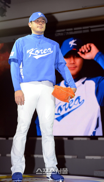 [스포츠서울] 2006년 WBC에서 마운드에 태극기를 꽂는 강렬한 세리머니를 펼친 서재응은 이번에는 일본을 꺾고 우승을 차지한 뒤 태극기 세리머니를 펼치겠다고 선언해 눈길을 끌고 있다.박성일기자sungil@sportsseoul.com