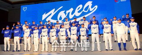 [스포츠서울] 15일 역삼동 르네상스호텔에서 2013 WBC 야구 국가대표팀 출정식을 가졌다. 선수단이 입장을 마치고 화이팅을 외치며 포즈를 취하고 있다. 박성일기자sungil@sportsseoul.com