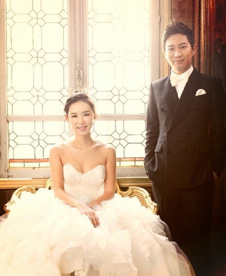 크라잉넛의 박윤식(왼쪽)이 웨딩화보에서 아름다운 신부와 함께 다정한 분위기를 자아내고 있다./인디레이블 사운드홀릭 트위터