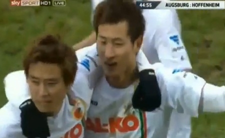 아우크스부르크의 구자철(왼쪽)과 지동원이 함께 골뒤풀이를 펼치고 있다. / 출처=유튜브 캡처