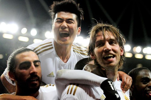 25일 새벽(한국시각) 런던 웸블리 스타디움에서 열린 2012~2013시즌 잉글리시 캐피탈 원 컵 결승전에서 돌풍의 팀 브래드포드(4부리그)를 상대로 5-0으로 크게 이기고 우승한 스완지시티의 기성용.(왼쪽에서 두 번째) / 구단 페이스북 캡처