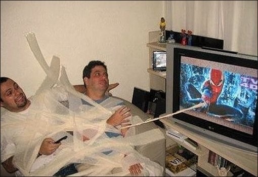 4D로 보는 스파이더맨 사진이 누리꾼의 웃음을 자아내고 있다./온라인 커뮤니티 캡처