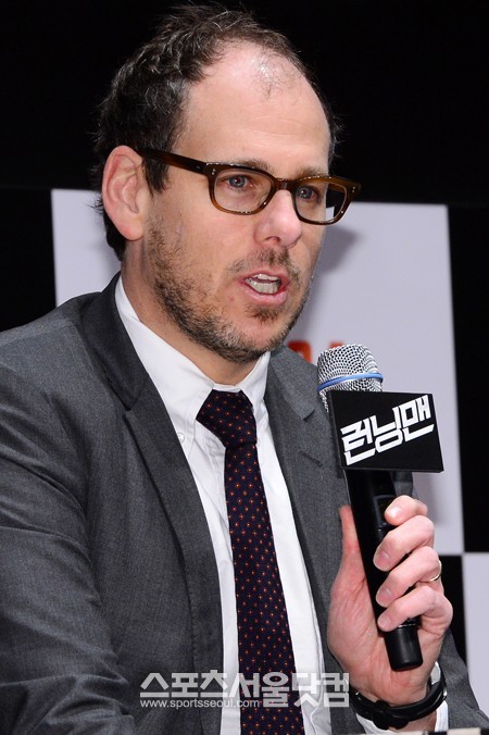 폭스 인터내셔널 프로덕션의 대표인 샌포드 패니치가 26일 오전 서울 광진구 롯데시네마 건대입구점에서 열린 영화 런닝맨 프레스데이 행사에 참석해 인사말을 하고 있다./남윤호 인턴기자