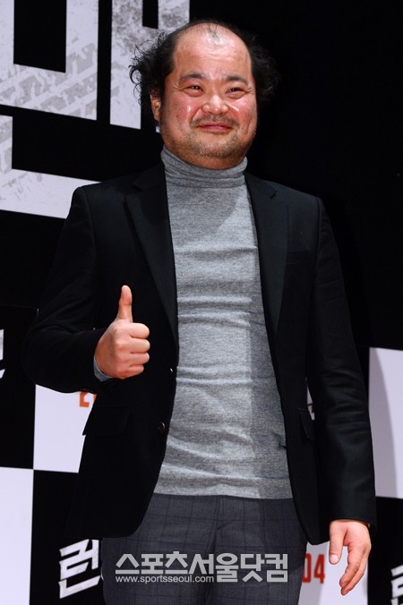 배우 김상호가 26일 오전 서울 광진구 롯데시네마에서 열린 영화 런닝맨 제작발표회에 참석해 포토타임을 갖고 있다. / 남윤호 인턴기자