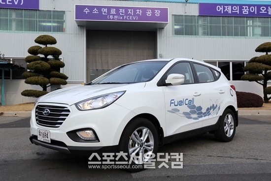 현대자동차가 26일 세계 최초로 독자기술로 수소연료전지차 투싼 ix를 양산했다.