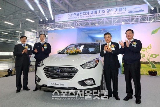 현대자동차는 26일 울산공장 내 전용 생산공장에서  ‘수소연료전지차 투싼 ix의 세계 최초 양산 기념식’을 가졌다.