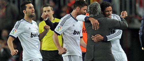 세 번째 골을 넣은 뒤 조세 무리뉴(오른쪽 두 번째) 감독과 얼싸안고 기뻐하는 라파엘바란(오른쪽).