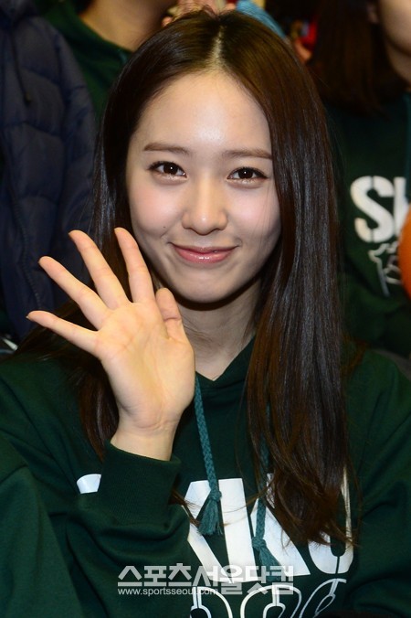 그룹 에프엑스의 크리스탈이 27일 오전 경기도 수원시 천천동 성균관대학교 자연과학캠퍼스에서 열린 2013학년도 입학식에 참석해 손을 흔들고 있다./수원=남윤호 인턴기자