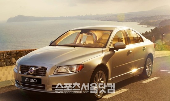 볼보자동차 S80 D4는 2.0ℓ 직렬 5기통 터보 디젤 엔진이 탑재돼 40.8kgㆍm (1500-2750 rpm)의 최대 토크와 163마력(3500 rpm)의 최대 마력을 발휘한다.