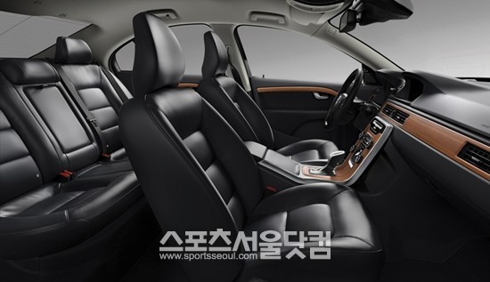 볼보자동차가 S80 D4 내관.