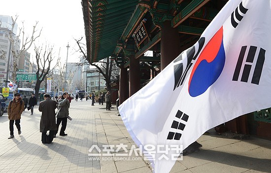 3.1절을 하루 앞둔 28일 오후 서울 종로구 탑골공원 삼일문 앞에서 태극기가 바람에 펄럭이고 있다. /최진석 기자