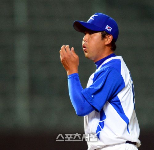 [스포츠서울] 27일 대만 타이중 도류구장에서 WBC 대팀팀이 대만 군인선발과 공식연습경기를 가졌다. 한국 선발 장원삼이 1회초 1사 대만 군인선발 2번 장즈창에게 3루타를 맞고 마운드에 올라 로진을 마르고 로진을 불어 털어내고 있다. 도류(대만) | 박성일기자sungil@sportsseoul.com