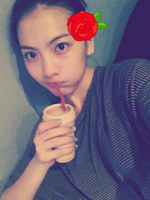 강지영이 올백머리와 민낯 사진을 공개해 화제다./강지영 트위터