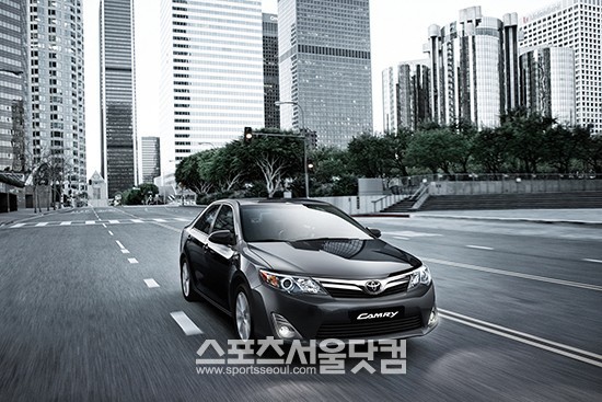 한국도요타가 2013년형 뉴 캠리와 뉴 캠리 하이브리드를 출시하고 5일부터 판매에 돌입한다.
